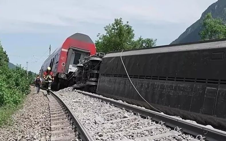 Kereta Tabrak Kendaraan lalu Anjlok, 1 Orang Tewas Puluhan Luka