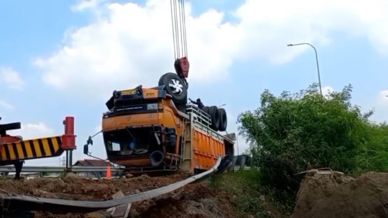 Sopir Microsleep, Truk Pasir Tabrak Pembatas Jalan dan Terbalik di Tol Cibitung-Cilincing