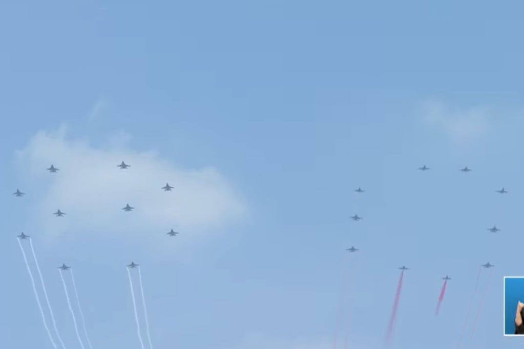 Atraksi Pesawat Tempur F-16 TNI AU Bentuk Formasi 80 Hiasi Langit Istana