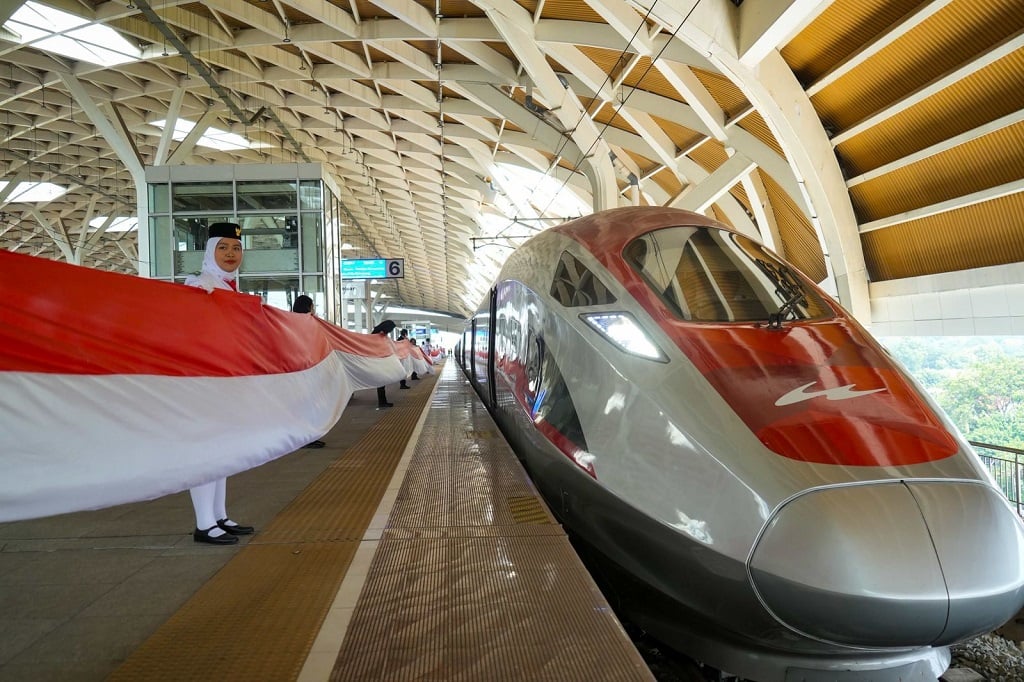 Meriahkan HUT ke-80 RI, Whoosh Kibarkan Bendera Merah Putih 208 Meter di Stasiun Halim