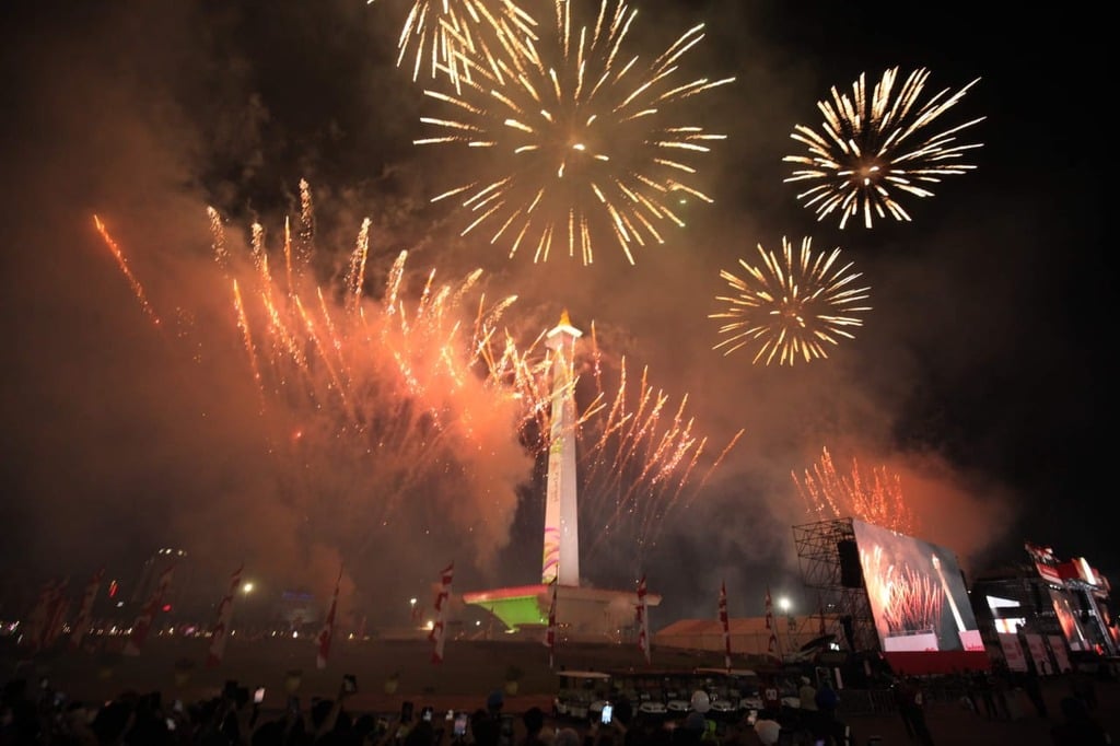 Momen Kembang Api Hiasi Langit Monas di Penutupan Karnaval HUT ke-80 RI