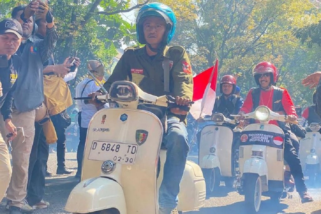 Meriahkan HUT ke-80 RI di Cimahi, Ratusan Pengendara Vespa Klasik Kirab Kemerdekaan