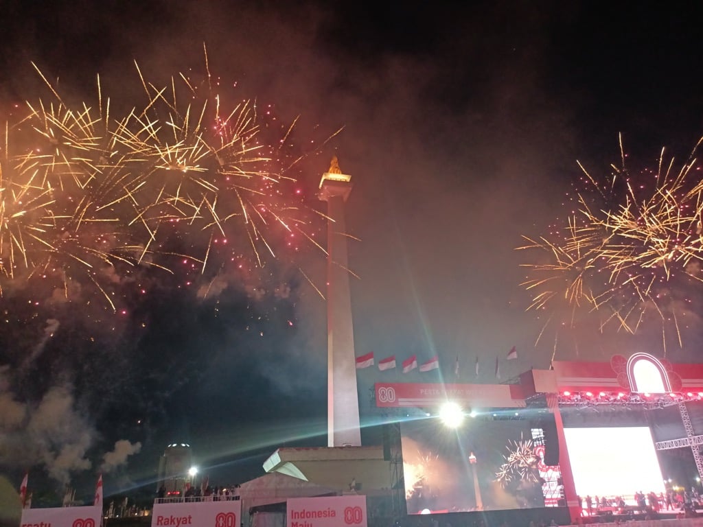 Momen Kembang Api Hiasi Langit Monas di Penutupan Karnaval HUT ke-80 RI