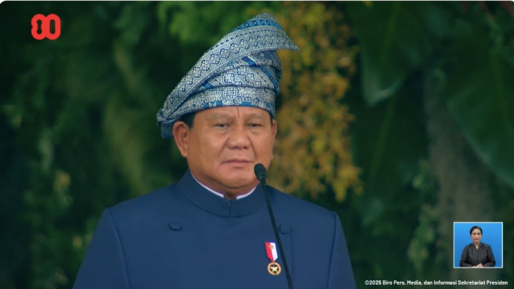 Pimpin Upacara Penurunan Bendera, Prabowo Pakai Beskap dan Tanjak Melayu