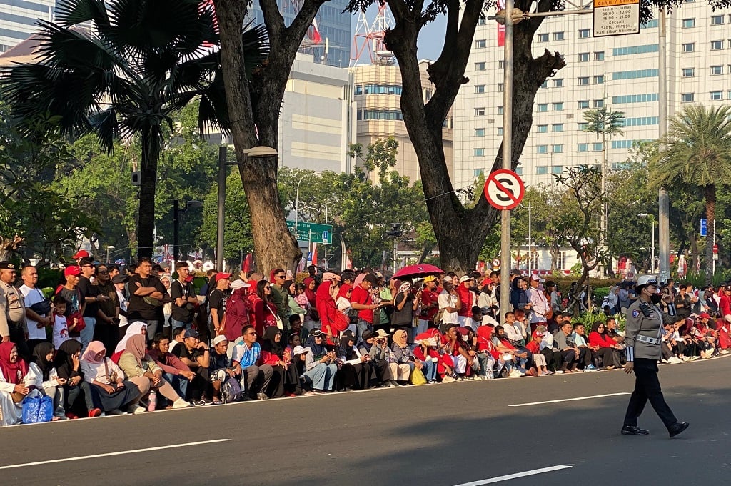 Tak Bisa Masuk Area Istana, Warga Padati Jalan Medan Merdeka Utara