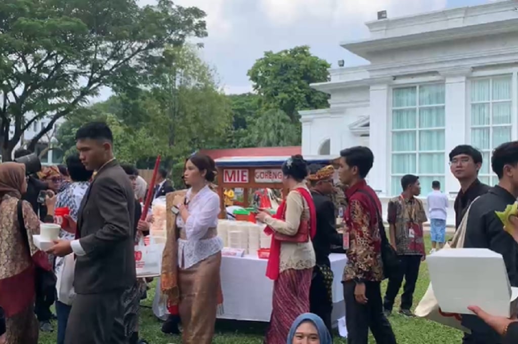 Pesta Rakyat Dimulai, Warga Nikmati Makanan Tradisional di Istana