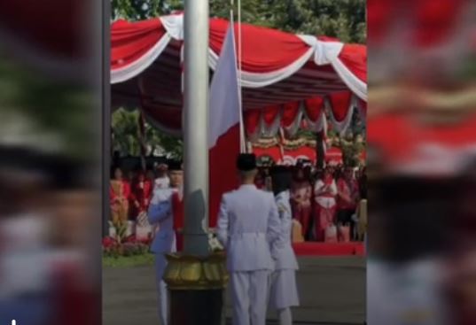 Insiden Bendera Terbalik Warnai Upacara HUT ke-80 RI di Surabaya, Ini Respons Eri Cahyadi
