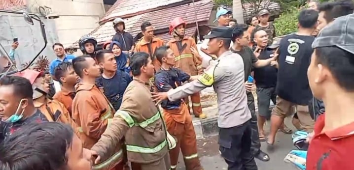 Petugas Damkar Dianiaya Warga saat Padamkan Kebakaran di Cirebon, Dituding Telat Datang