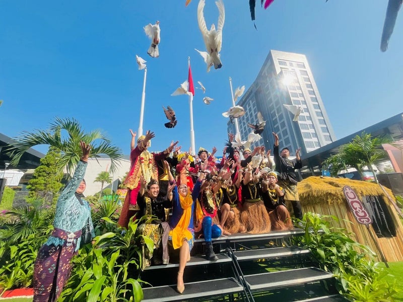 Grand Mercure Malang Mirama Gelar Upacara HUT ke-80 RI, Lepas 300 Merpati