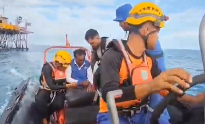 Tim SAR Cari 8 ABK KM Osela Tenggelam di Karang Mardalena Babel, 1 Selamat