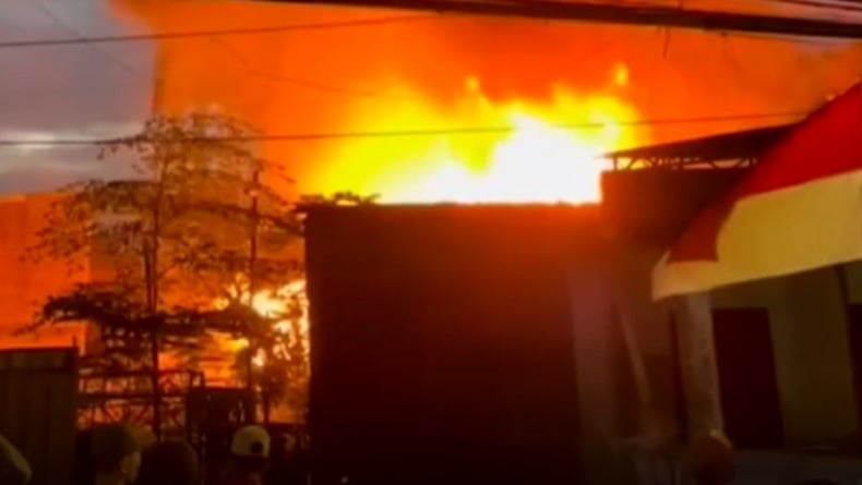 Kebakaran di Makassar, Warga Panik Lihat Api Berkobar