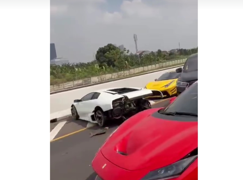 Lamborghini Ringsek usai Ngebut dan Tabrak Pembatas Jalan di Tol Kunciran