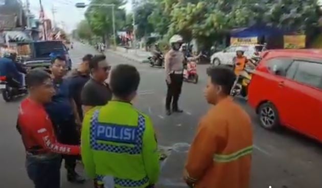 Kecelakaan Pemotor Tabrak Mobil Damkar di Pasuruan, 2 Luka-Luka