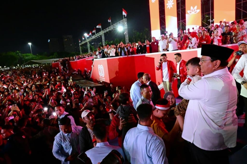 Momen Prabowo Cium dan Peluk Anak-Anak saat Karnaval HUT ke-80 RI di Monas