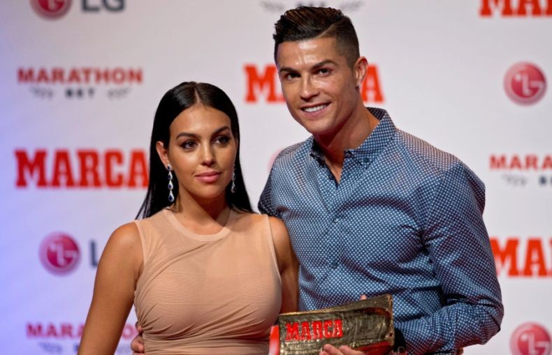 Tunangan, Cristiano Ronaldo Dihadiahi Unta