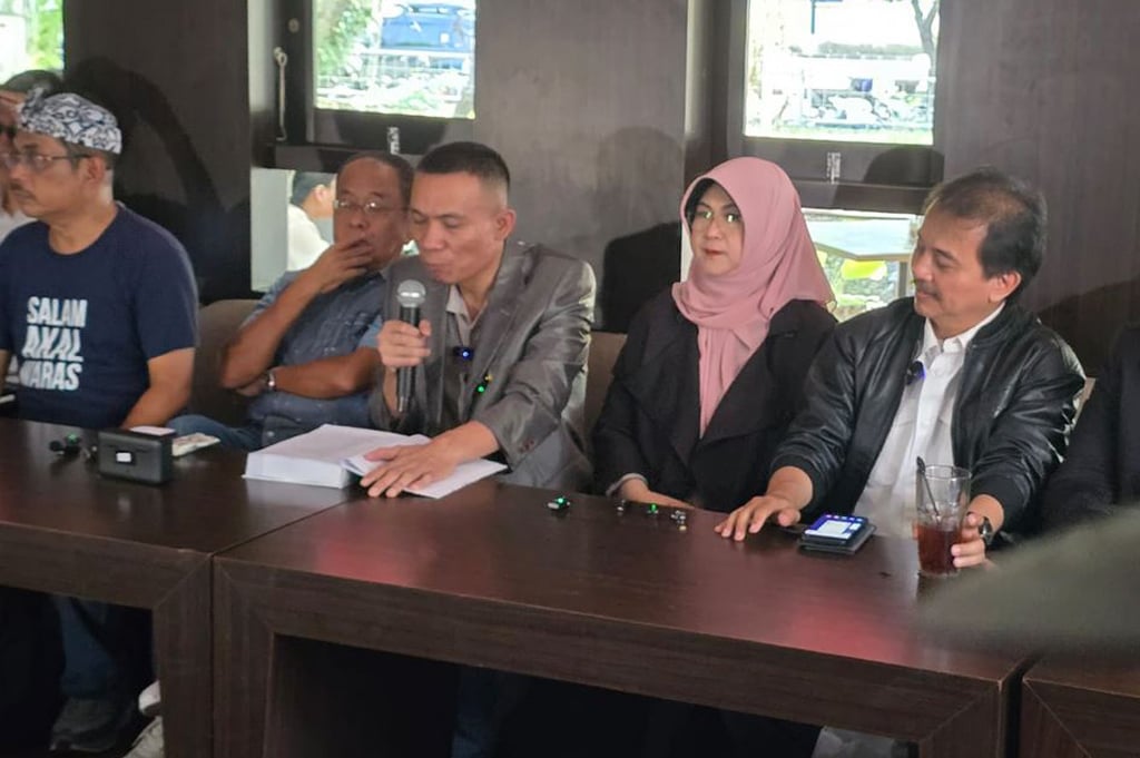 Roy Suryo Kecewa Peluncuran Buku Jokowi’s White Paper Diganggu, Lampu-AC Mati