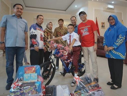 Bocah Pemanjat Tiang Bendera di Lampung Dihadiahi Sepeda hingga Tabungan