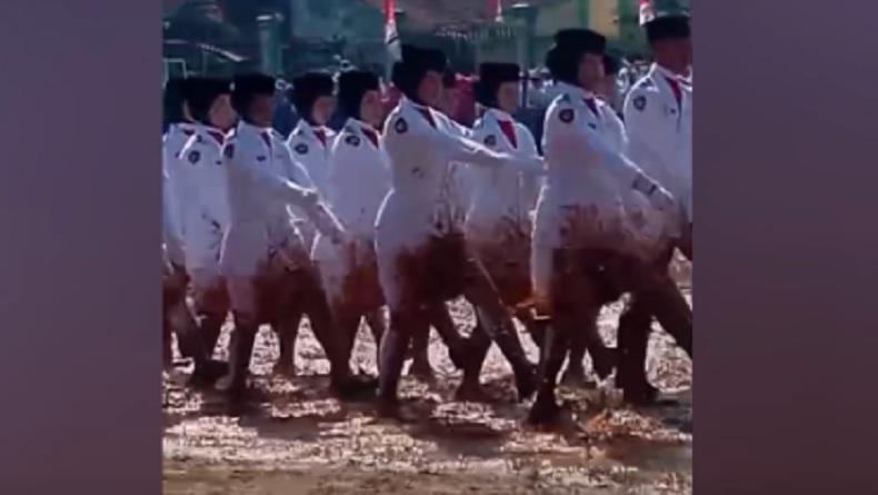 Viral! Upacara Pengibaran Bendera di Lapangan Berlumpur, Seragam Putih Berubah Kecokelatan