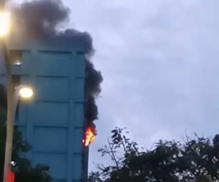 Kebakaran di Apartemen City Park Jakbar, Asap Hitam Membubung Tinggi