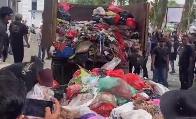 Warga Pendeglang Buang Sampah di Kantor Bupati, Tolak Kerja Sama dengan Tangsel