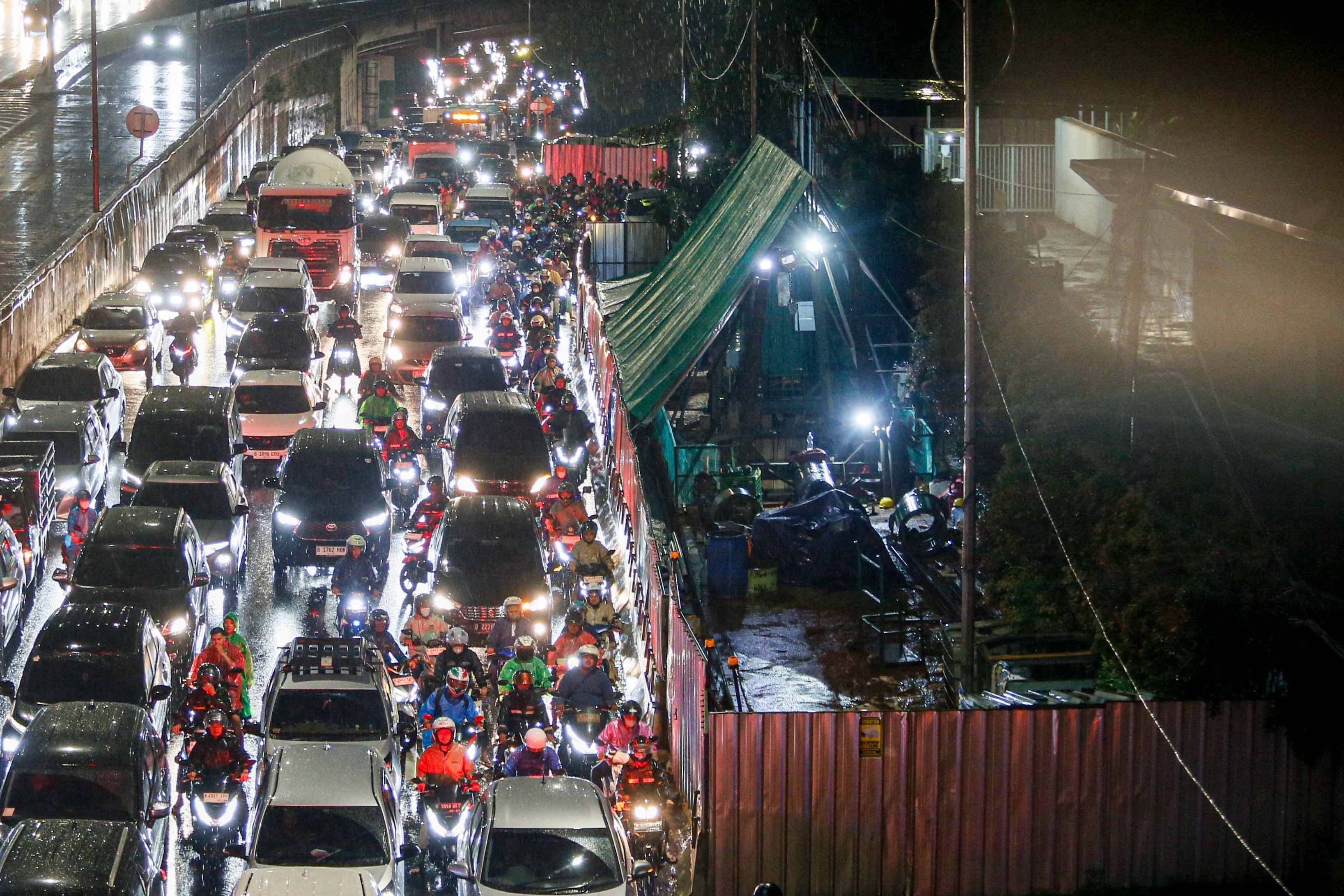 Lalin TB Simatupang Macet Parah Imbas Galian, Warga Diimbau Gunakan Transportasi Umum