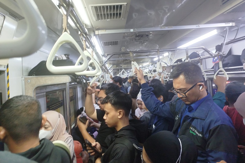 Perjalanan KRL Tertahan Imbas Gempa Bekasi M4,9