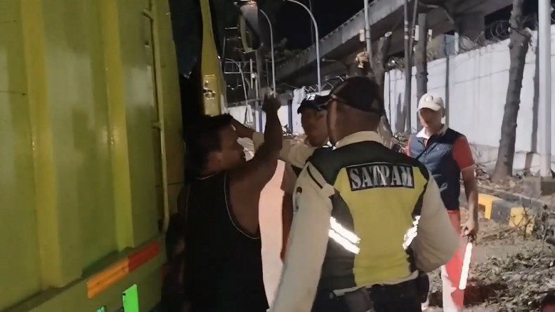 Panas! Sopir Truk Adu Mulut dengan Petugas di Pelabuhan Merak karena Tak Miliki Tiket Online