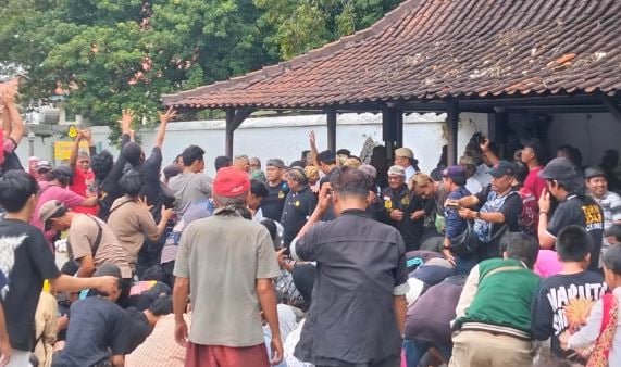 Tradisi Rebo Wekasan, Warga Berebut Curak Sedekah Keraton Kasepuhan Cirebon