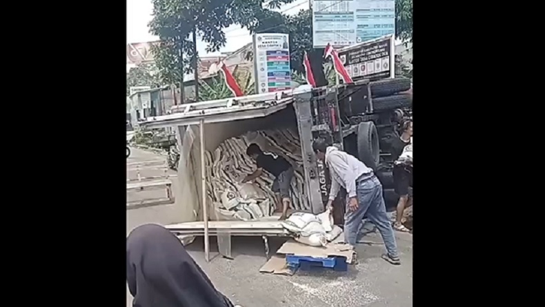 Mobil Boks Angkut Beras Bansos Terguling di Bogor, Muatan 10 Ton Tumpah Berserakan di Jalan
