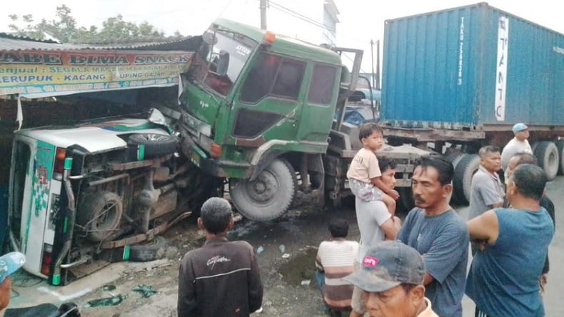 Truk Tabrak Minibus dan Rumah Warga di Simalungun, 7 Orang Terluka