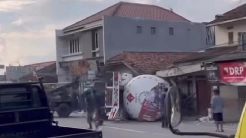 Truk Tangki LPG Terguling Timpa Rumah Warga Usai Tabrak Angkot di Nagreg, 2 Orang Luka