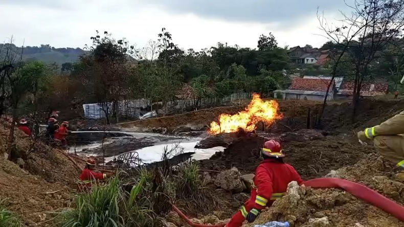 Hari Keenam Pemadaman Sumur Minyak di Blora Gagal, Petugas Mulai Kelelahan