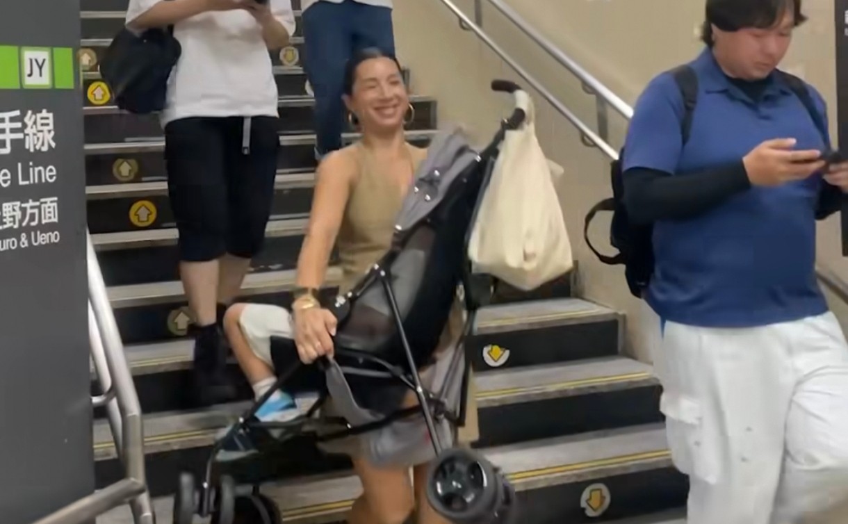 Momen Jennifer Bachdim Angkat Stroller Sendiri saat Liburan Banjir Pujian Netizen: Super Mama