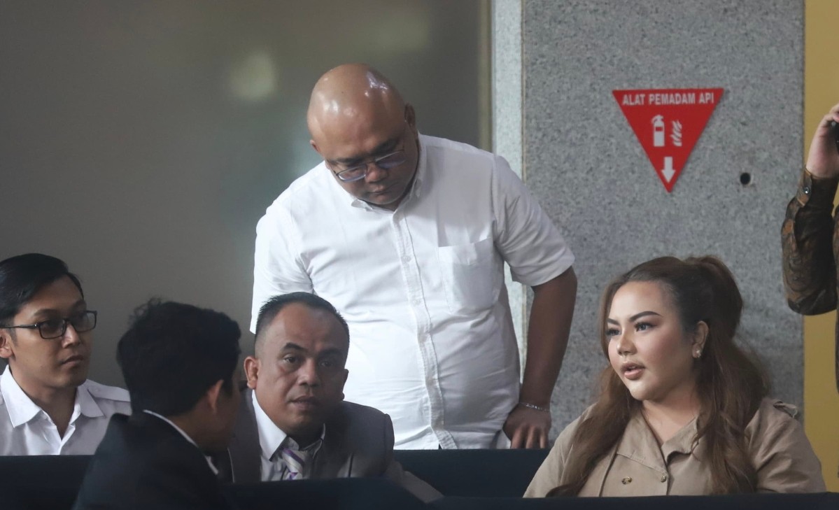 Akui Terima Aliran Dana dari Ridwan Kamil, Lisa Mariana Bungkam saat Ditanya Nominal