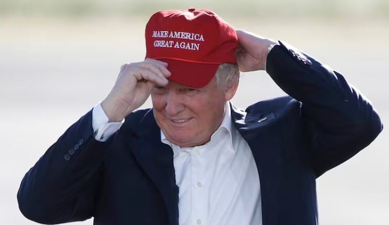 Ketika Trump Pamer Koleksi Topi Pribadi ke Presiden Zelensky dan Macron