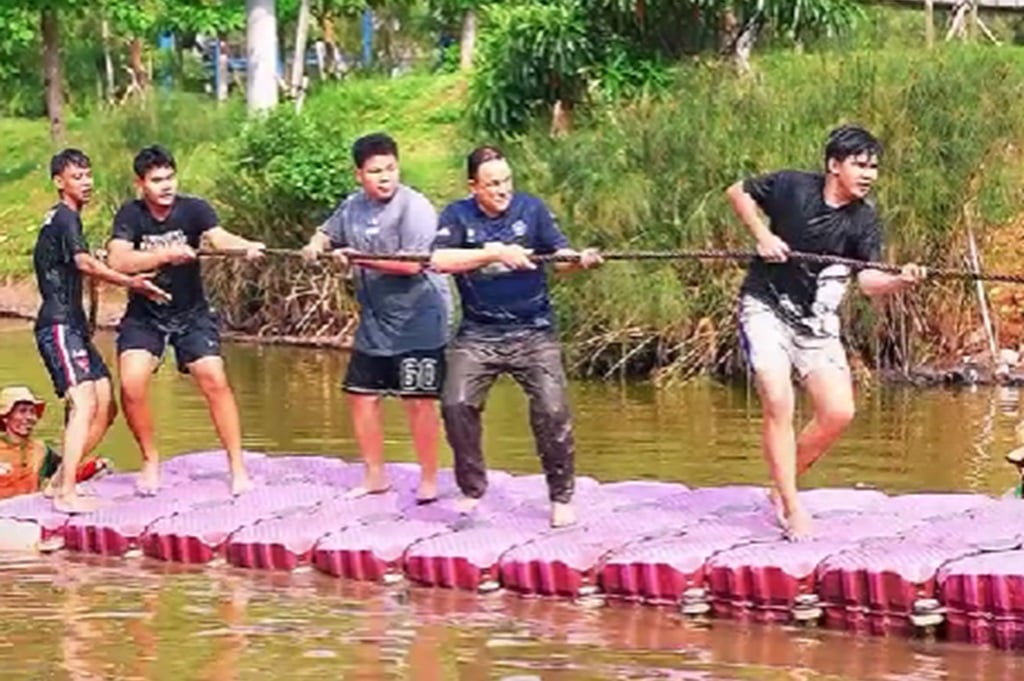 Momen Anies Ikut Lomba Tarik Tambang Rakit, Rela Nyemplung Waduk demi Menang