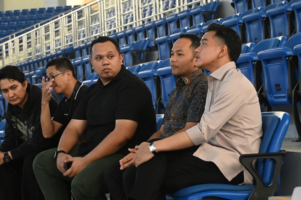 Gibran Cek Renovasi GOR Manahan Solo, Soroti Ventilasi  