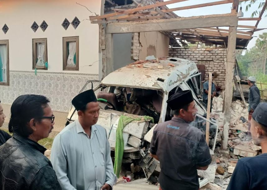 Ledakan Keras Rusak Mobil dan Rumah di Sumenep, 1 Luka-Luka