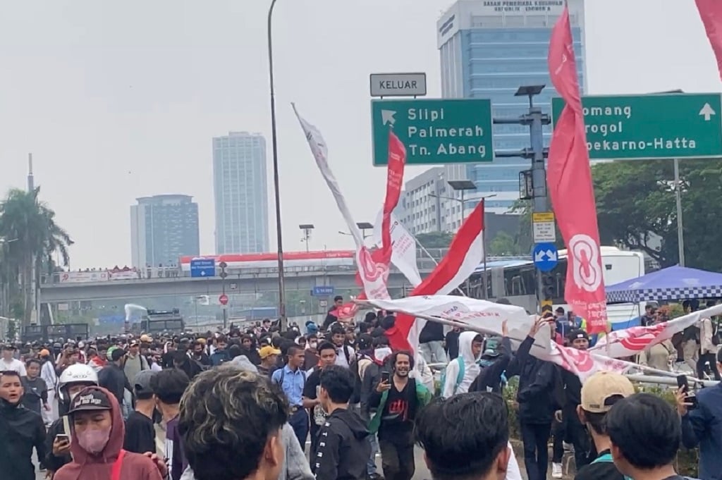 Disemprot Water Cannon, Massa Demo di DPR Berlarian ke Jalan Tol