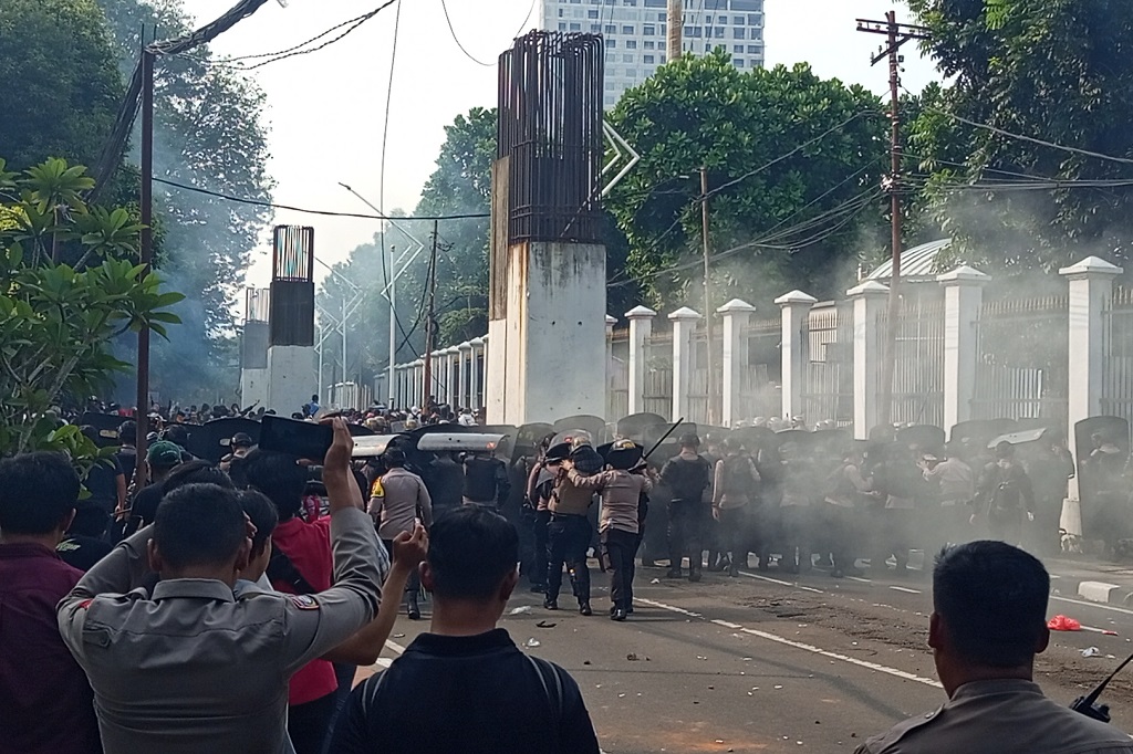 Aparat Pukul Mundur Massa Demo di Belakang Gedung DPR, Tembakkan Gas Air Mata