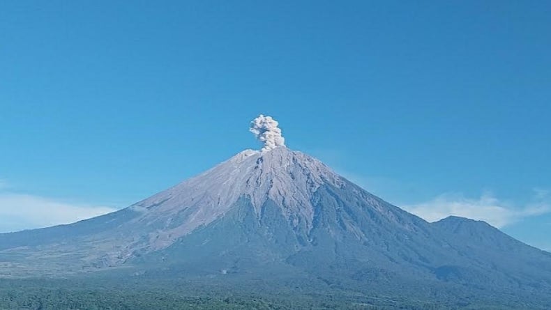 Gunung Semeru Erupsi 3 Kali dalam Sehari, Warga Diminta Waspada