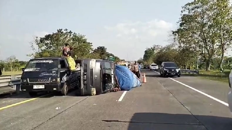 Ban Pecah, Mobil Pikap Bermuatan Sayur Terguling di Tol Malang–Pandaan