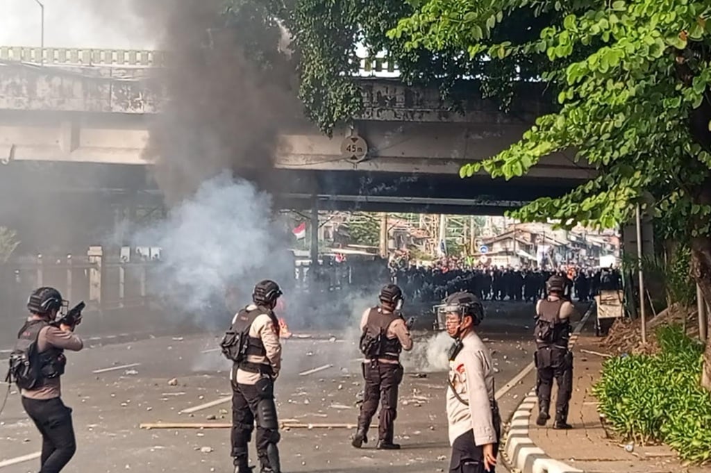Polisi-TNI Bentrok dengan Massa Demo Pelajar STM, Pukul Mundur hingga Underpass Slipi 