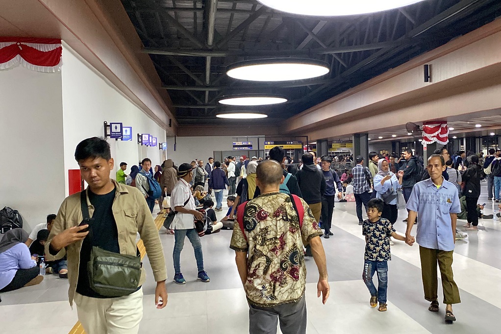 KRL Belum Bisa Melintas ke Stasiun Palmerah, Penumpang Tertahan di Tanah Abang
