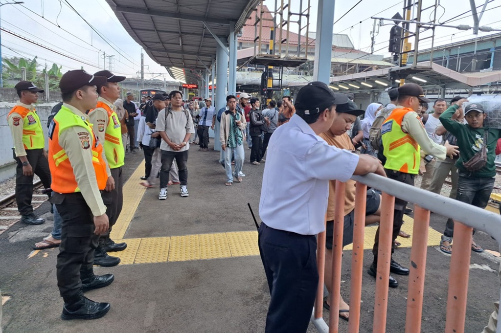 Perjalanan KRL Terganggu Imbas Demo DPR, Penumpang Jalan Kaki Lewat Rel Tinggalkan Stasiun Tanah Abang