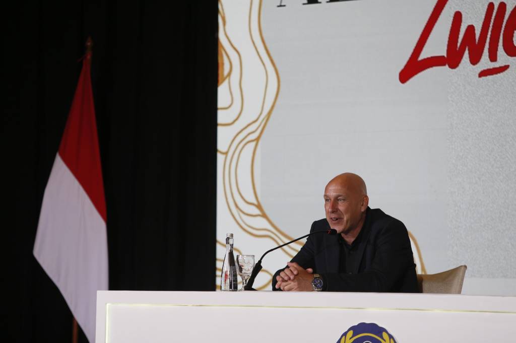 Profil Lengkap Alexander Zwiers, Direktur Teknik PSSI yang Punya Istri WNI