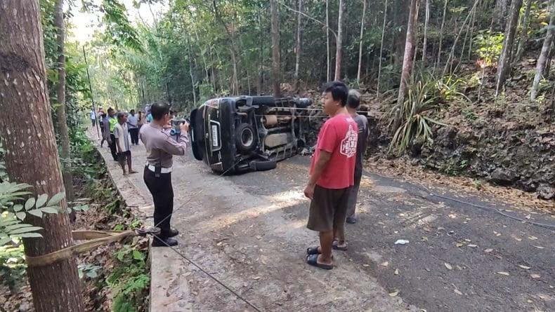 Kecelakaan di Kulonprogo, Innova Hilang Kendali Tabrak Tebing hingga Terguling