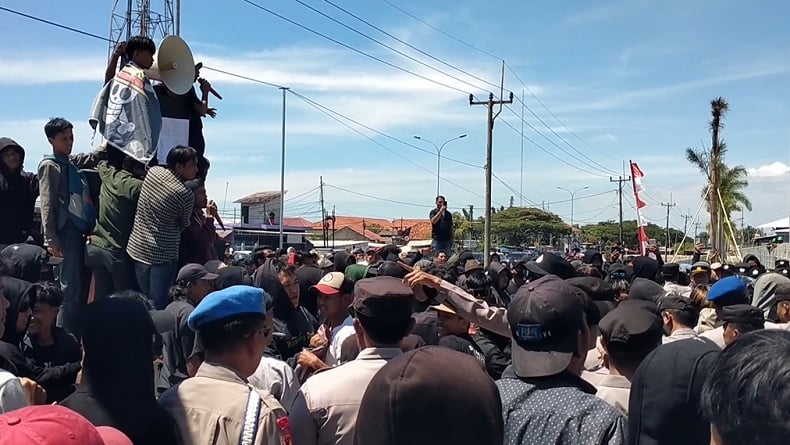 Demo Warga di Pabrik Tekstil Indramayu Ricuh, Massa Saling Dorong dengan Aparat