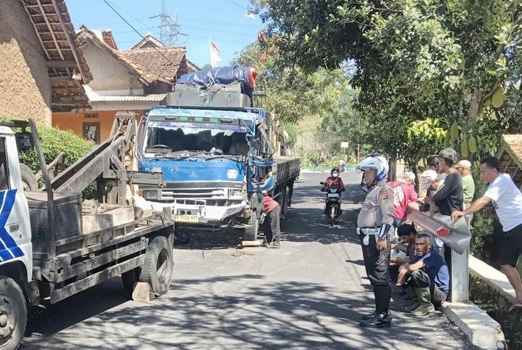 Kecelakaan Beruntun 2 Truk dan Motor di Jalur Pabrik Sumedang, 1 Orang Luka-Luka