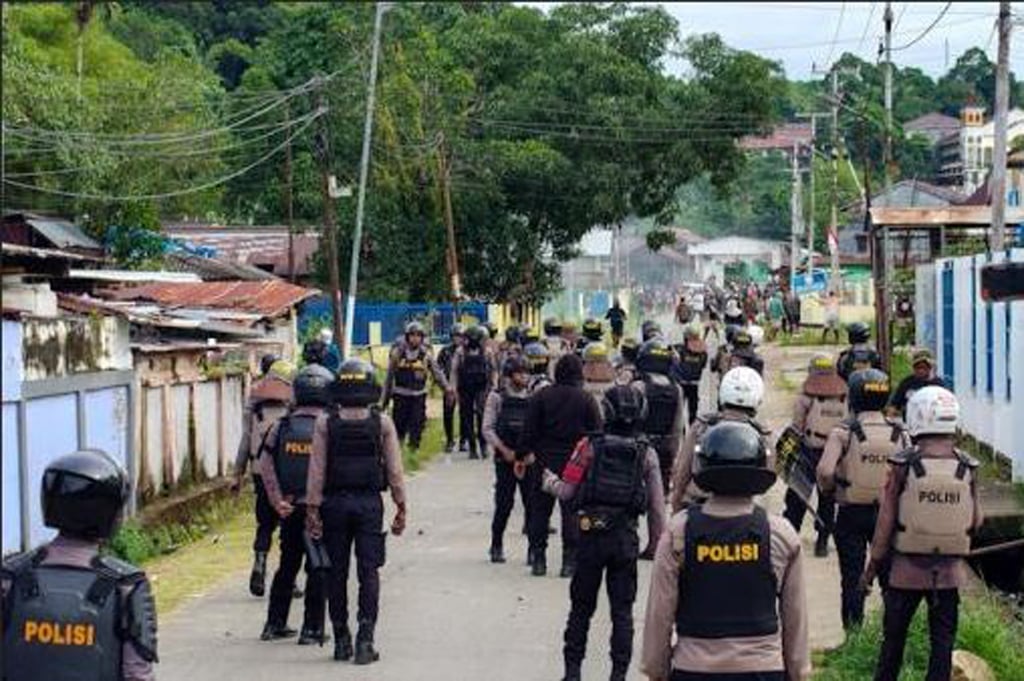 Kericuhan Sorong: Massa Blokade Jalan, Bentrok dengan Aparat hingga Rusak Rumah Kajari